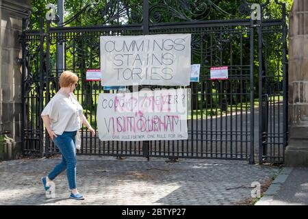 Glasgow, Schottland, Großbritannien. Mai 2020. Schilder an den Eingangstoren des Queen's Park, die sich auf Dominic Cummings beziehen, der Chefberater des britischen Premierministers Boris Johnson. Die Zeichen sagen Cummings Flecken Tories, husten? Fieber? Besuchen Sie Durham, eine Regel für sie eine Regel für uns und niemand ist unschuldig. Kredit: Skully/Alamy Live News Stockfoto