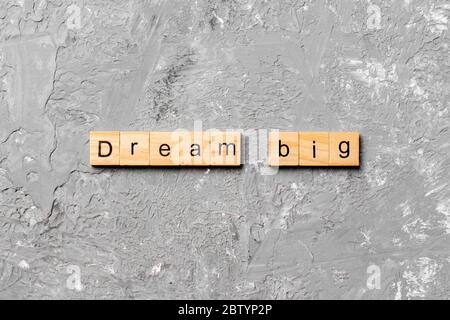Traum großes Wort auf Holzblock geschrieben. Traum großen Text auf Zement Tisch für Ihre Desing, Top View Konzept. Stockfoto