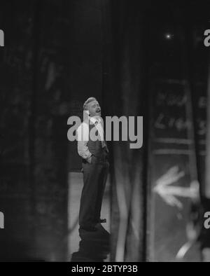 1950er, historisches Bild von einem männlichen Schauspieler auf der Bühne in dem Stück "der Tod eines Verkäufers", von dem amerikanischen Dramatiker Arthur Miller, England, Großbritannien. Stockfoto