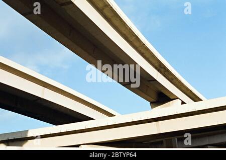 Highway Interchange überfährt an einem sonnigen Tag von unten Stockfoto