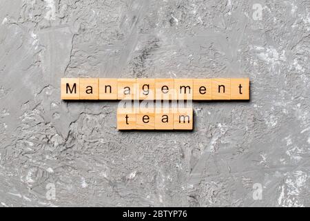 Management Team Wort auf Holzblock geschrieben. Management Team Text auf Zement-Tisch für Ihre Desing, Konzept. Stockfoto