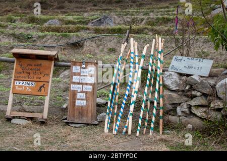 Bhutan, Punakha Bezirk, Yepaisa Dorf. Khamsum Yulley Namgyal Chöten aka Nyizergang Chöten und Punakha Zangdopelri. Wanderweg nach Choten. Stockfoto