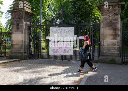 Glasgow, Schottland, Großbritannien. Mai 2020. Schilder an den Eingangstoren des Queen's Park, die sich auf Dominic Cummings beziehen, der Chefberater des britischen Premierministers Boris Johnson. Die Zeichen sagen Cummings Flecken Tories, husten? Fieber? Besuchen Sie Durham, eine Regel für sie eine Regel für uns und niemand ist unschuldig. Kredit: Skully/Alamy Live News Stockfoto