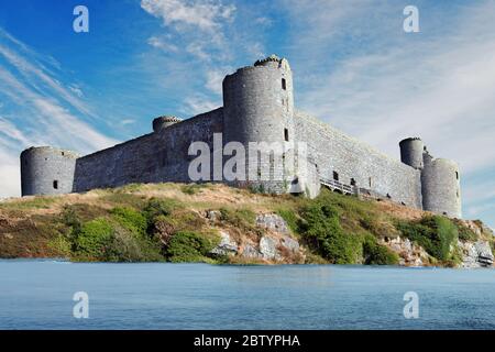 Eine Vision davon, wie Harlech Castle im 14. Jahrhundert ausgesehen haben mag, bevor der Meeresspiegel zu sinken begann. Das Meer ist jetzt ein langer Weg von der Burg. Stockfoto