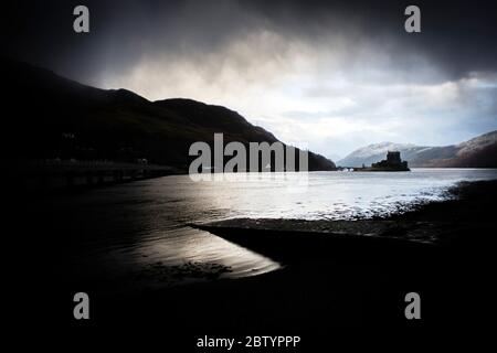 Eilean Donan Castle an einem düsteren Tag. Loch Duich, Highlands, Schottland Stockfoto