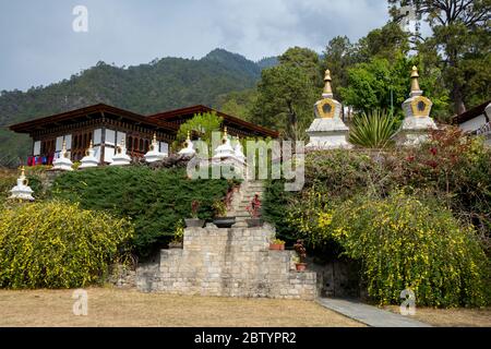 Bhutan, Punakha Bezirk, Yepaisa Dorf. Khamsum Yulley Namgyal Choten aka Nyizergang Choten und Punakha Zangdopelri. Tempelgarten. Stockfoto