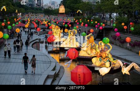 Seoul, Südkorea. Mai 2020. Die Menschen besuchen das traditionelle Laternenfest am Cheonggyecheon Stream in Seoul, Südkorea, 28. Mai 2020. Das Laternenfest dauert vom 20. Mai bis 3. Juni hier in Seoul. Kredit: Lee Sang-ho/Xinhua/Alamy Live News Stockfoto