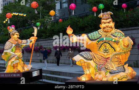 Seoul, Südkorea. Mai 2020. Die Menschen besuchen das traditionelle Laternenfest am Cheonggyecheon Stream in Seoul, Südkorea, 28. Mai 2020. Das Laternenfest dauert vom 20. Mai bis 3. Juni hier in Seoul. Kredit: Lee Sang-ho/Xinhua/Alamy Live News Stockfoto