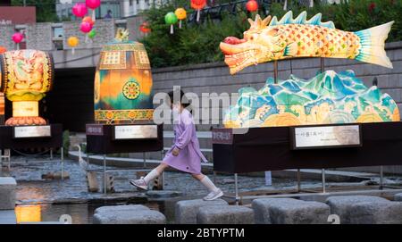 Seoul, Südkorea. Mai 2020. Ein kleines Mädchen spielt beim traditionellen Laternenfest am Cheonggyecheon Stream in Seoul, Südkorea, 28. Mai 2020. Das Laternenfest dauert vom 20. Mai bis 3. Juni hier in Seoul. Kredit: Lee Sang-ho/Xinhua/Alamy Live News Stockfoto