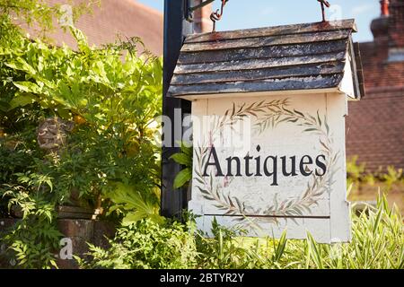 Droxford Antiquitäten Geschäft Schild, Meon Valley, Droxford, Hampshire, England, Großbritannien Stockfoto