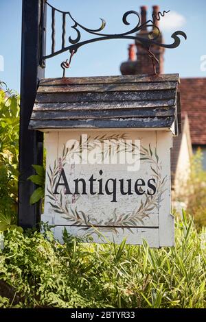 Droxford Antiquitäten Geschäft Schild, Meon Valley, Droxford, Hampshire, England, Großbritannien Stockfoto