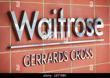 Waitrose Supermarkt Melden Sie sich an einem Geschäft in Gerrards Cross, Buckinghamshire, England, Großbritannien Stockfoto