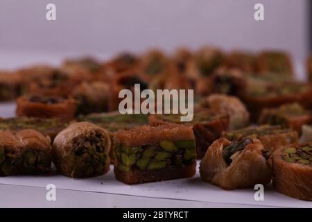 20. Oktober 2019: Ein Tablett mit süßem syrischen Gebäck. Gebäck Desserts sind sehr beliebt im Nahen Osten, Griechenland, der Türkei und Armenien. Sie sind meist sehr süß, mit Nüssen gefüllt und oft in Honig, Sirup oder beides getränkt.Quelle: Muhammad ATA/IMAGESLIVE/ZUMA Wire/Alamy Live News Stockfoto