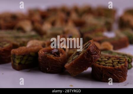 20. Oktober 2019: Ein Tablett mit süßem syrischen Gebäck. Gebäck Desserts sind sehr beliebt im Nahen Osten, Griechenland, der Türkei und Armenien. Sie sind meist sehr süß, mit Nüssen gefüllt und oft in Honig, Sirup oder beides getränkt.Quelle: Muhammad ATA/IMAGESLIVE/ZUMA Wire/Alamy Live News Stockfoto