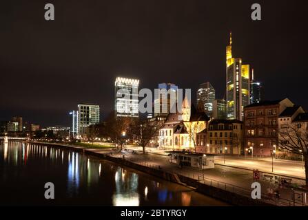 Frankfurt am Main, 15 2020. Febr.: Nachtansicht von Frankfurt von der Brücke über den Main im Winter. Kontrast zwischen historischen Gebäuden Stockfoto