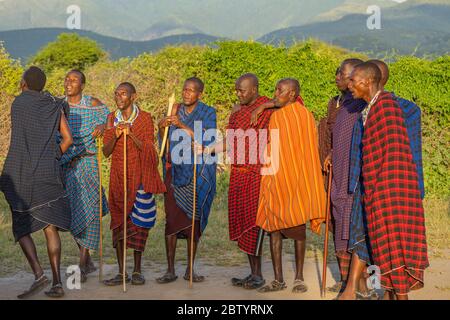 Ngorongoro, Tansania, Afrika - 15. Februar 2020: Massai-Mann bleibt bei Sonnenuntergang in Tansania, Afrika. Stockfoto