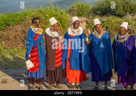 Ngorongoro, Tansania, Afrika – 15. Februar 2020: Massai-Frau bleibt bei Sonnenuntergang in Tansania, Afrika. Stockfoto