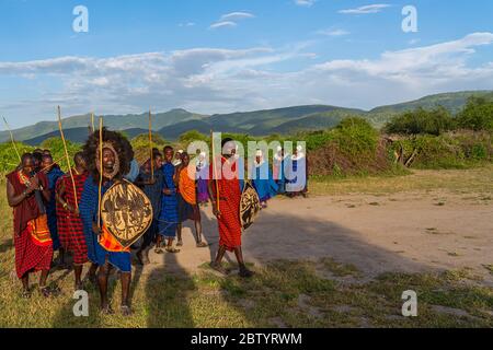 NGORONGORO, TANSANIA - 15. Februar 2020: Gruppe von masai-Leuten, die an einem traditionellen Tanz mit hohen Sprüngen teilnehmen, ausgewählter Fokus Stockfoto