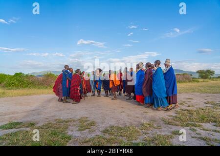 NGORONGORO, TANSANIA - 15. Februar 2020: Gruppe von masai-Leuten, die an einem traditionellen Tanz mit hohen Sprüngen teilnehmen, ausgewählter Fokus Stockfoto