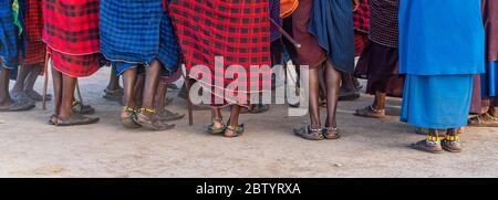 NGORONGORO, TANSANIA - 15. Februar 2020: Gruppe von masai-Leuten, die an einem traditionellen Tanz mit hohen Sprüngen teilnehmen, ausgewählter Fokus Stockfoto