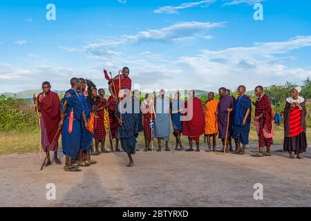 NGORONGORO, TANSANIA - 15. Februar 2020: Gruppe von masai-Leuten, die an einem traditionellen Tanz mit hohen Sprüngen teilnehmen, ausgewählter Fokus Stockfoto