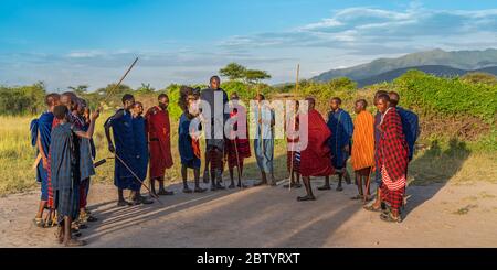 NGORONGORO, TANSANIA - 15. Februar 2020: Gruppe von masai-Leuten, die an einem traditionellen Tanz mit hohen Sprüngen teilnehmen, ausgewählter Fokus Stockfoto