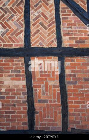 Ziegelsteinarbeiten an einer alten Scheune in Thame in Oxfordshire in Großbritannien Stockfoto