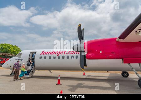 Ukunda Airstrip, Tansania - Februar 25 2020: bombardier Airkraft am Diani Beach / Ukunda Flughafen Stockfoto