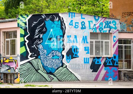 Kyrillische Schrift und Buchstaben Graffiti an der Schulfassade in Sofia Bulgarien Stockfoto
