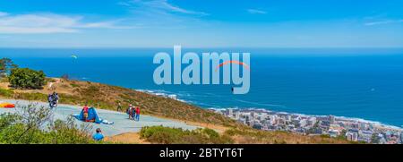 Kapstadt Südafrika - 28. Januar 2020 : Panorama-Blick auf Kapstadt und das Meer, Südafrika mit Paragliding-Menschen Stockfoto