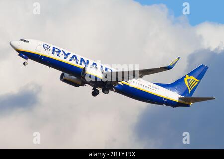 Ryanair Boeing 737 ab Madrid Barajas Airport in Spanien. Ryan Air B737, registriert als Ei-DPT. Billigfluggesellschaft. Stockfoto