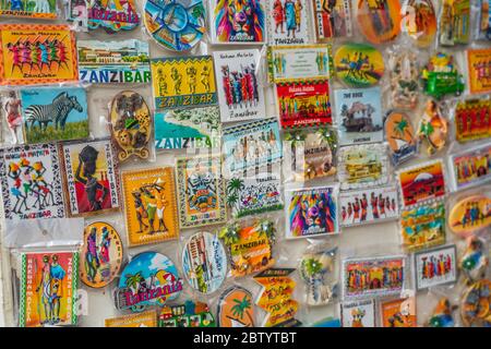 Sansibar, Tansania - 13. Februar 2020 : Erinnerungsmagnete auf dem Straßenmarkt in Nungwi, Insel Sansibar, Tansania, Ostafrika, Nahaufnahme Stockfoto