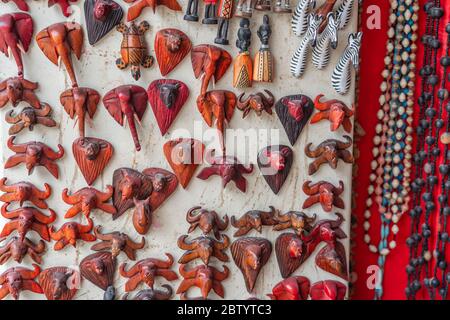 Sansibar, Tansania - 13. Februar 2020 : Erinnerungsmagnete auf dem Straßenmarkt in Nungwi, Insel Sansibar, Tansania, Ostafrika, Nahaufnahme Stockfoto