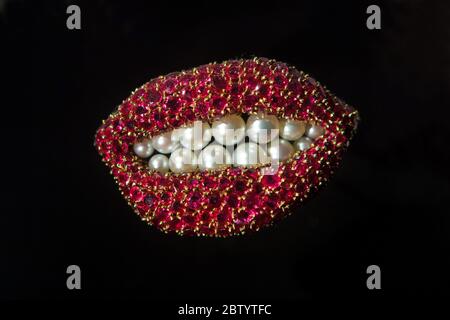 Ruby Lips, entworfen vom spanischen Surrealisten Salvador Dalí (1949) aus der Owen Cheatham Collection, ausgestellt in der Dauerausstellung im Salvador Dalí Theater und Museum in Figueres, Katalonien, Spanien. Stockfoto