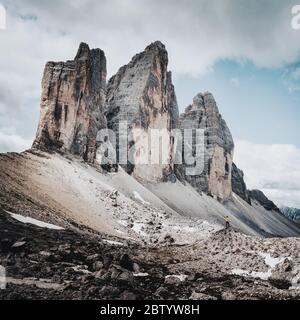 Wanderer und Nordwände der drei Zinnen von Lavaredo, Dolomiten, Südtirol, Italien Stockfoto