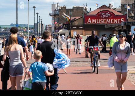 Portobello, Schottland, Großbritannien. 28 Mai 2020. Warmes, sonniges Wetter mit Temperaturen bis 24C brachte viele Menschen an den Strand und die Promenade in Portobello, Edinburgh. Die Öffentlichkeit scheint zu spüren, dass die Lockdown entspannt wird, nutzen das gute Wetter zum Sonnenbaden und genießen Sie die vielen Cafés, die jetzt Snacks zum Mitnehmen anbieten. Iain Masterton/Alamy Live News Stockfoto