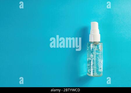 Alkohol-Gel auf blauem Hintergrund. Draufsicht auf antibakterielle Seifendesinfektionsmittel. Hygienekonzept zur Verhinderung der Verbreitung Corona-Virus. Kopierbereich Stockfoto
