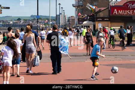 Portobello, Schottland, Großbritannien. 28 Mai 2020. Warmes, sonniges Wetter mit Temperaturen bis 24C brachte viele Menschen an den Strand und die Promenade in Portobello, Edinburgh. Die Öffentlichkeit scheint zu spüren, dass die Lockdown entspannt wird, nutzen das gute Wetter zum Sonnenbaden und genießen Sie die vielen Cafés, die jetzt Snacks zum Mitnehmen anbieten. Iain Masterton/Alamy Live News Stockfoto