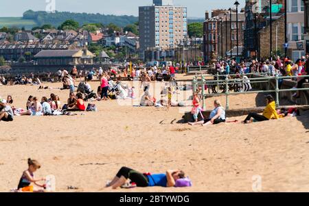 Portobello, Schottland, Großbritannien. 28 Mai 2020. Warmes, sonniges Wetter mit Temperaturen bis 24C brachte viele Menschen an den Strand und die Promenade in Portobello, Edinburgh. Die Öffentlichkeit scheint zu spüren, dass die Lockdown entspannt wird, nutzen das gute Wetter zum Sonnenbaden und genießen Sie die vielen Cafés, die jetzt Snacks zum Mitnehmen anbieten. Iain Masterton/Alamy Live News Stockfoto