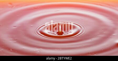 Kräuseln nach ein paar Tropfen Grapefruitsaft. Stockfoto