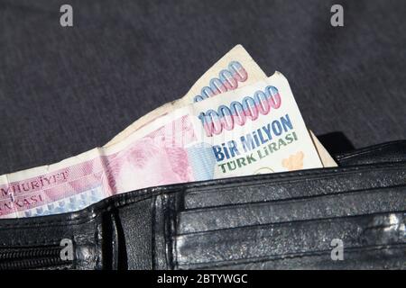 Türkische Lira Note 1 Million Lira in schwarzer Geldbörse, 1 Bir Milyon Türkische Lirasi Stockfoto
