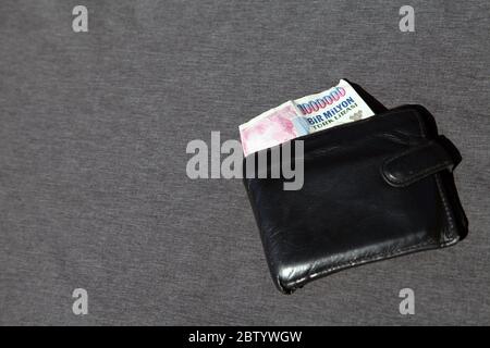 Türkische Lira Note 1 Million Lira in schwarzer Geldbörse, 1 Bir Milyon Türkische Lirasi Stockfoto