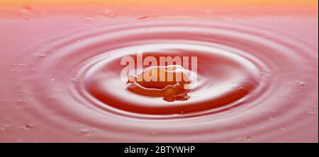 Kräuseln nach ein paar Tropfen Grapefruitsaft. Stockfoto