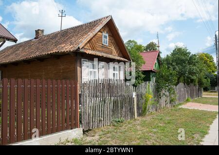 Holzhaus, Trześcianka Gmina Narew, im Kreis Hajnówka, Woiwodschaft Podlaskie, im Nordosten Polens Stockfoto