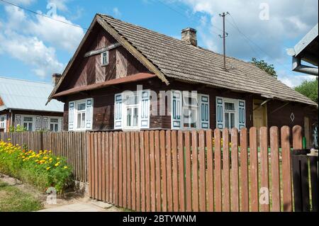 Holzhaus, Trześcianka Gmina Narew, im Kreis Hajnówka, Woiwodschaft Podlaskie, im Nordosten Polens Stockfoto