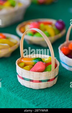 Abgrenzbare Nachahmung Früchte, Kanom Look Suppe, im Korb. Traditionelles thailändisches Dessert Stockfoto