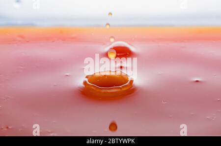 Kräuseln nach ein paar Tropfen Grapefruitsaft. Stockfoto