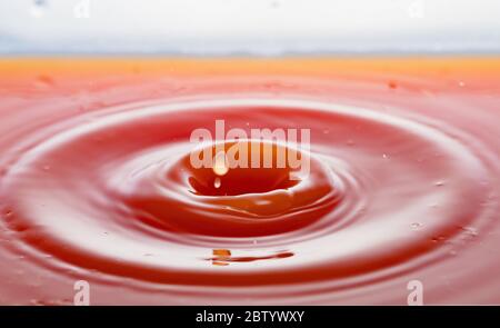 Kräuseln nach ein paar Tropfen Grapefruitsaft. Stockfoto