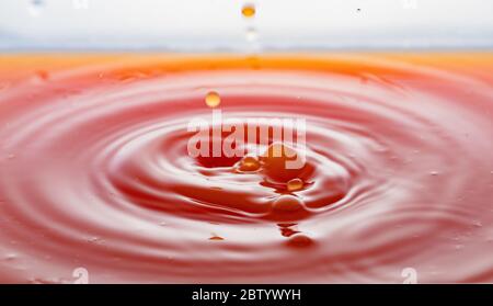 Kräuseln nach ein paar Tropfen Grapefruitsaft. Stockfoto