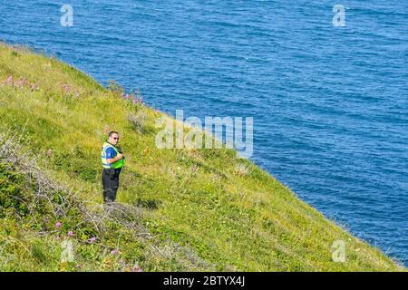 Portland, Dorset, Großbritannien. Mai 2020. Polizeibeamter der Gemeinde, der die Küste der Isle of Portland in Dorset durchsuchte, wo der 17-jährige Oscar Montgomery beim Schnorcheln im Meer in der Church Ope Cove verschollen war. Bild: Graham Hunt/Alamy Live News Stockfoto